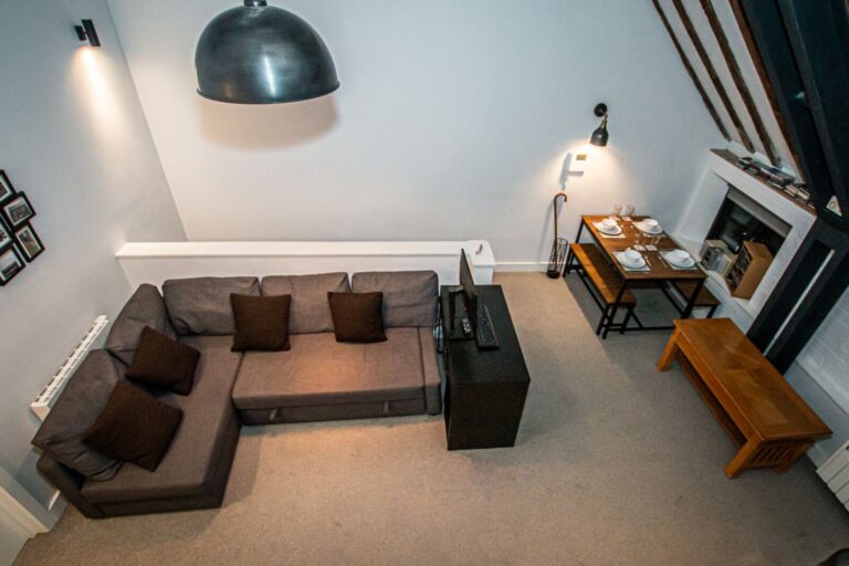 overnight-escape-room-lounge